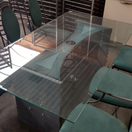 Table design avec des chaises