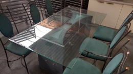 Design tafel met stoelen