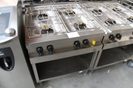 Cooker with 4 gas burners