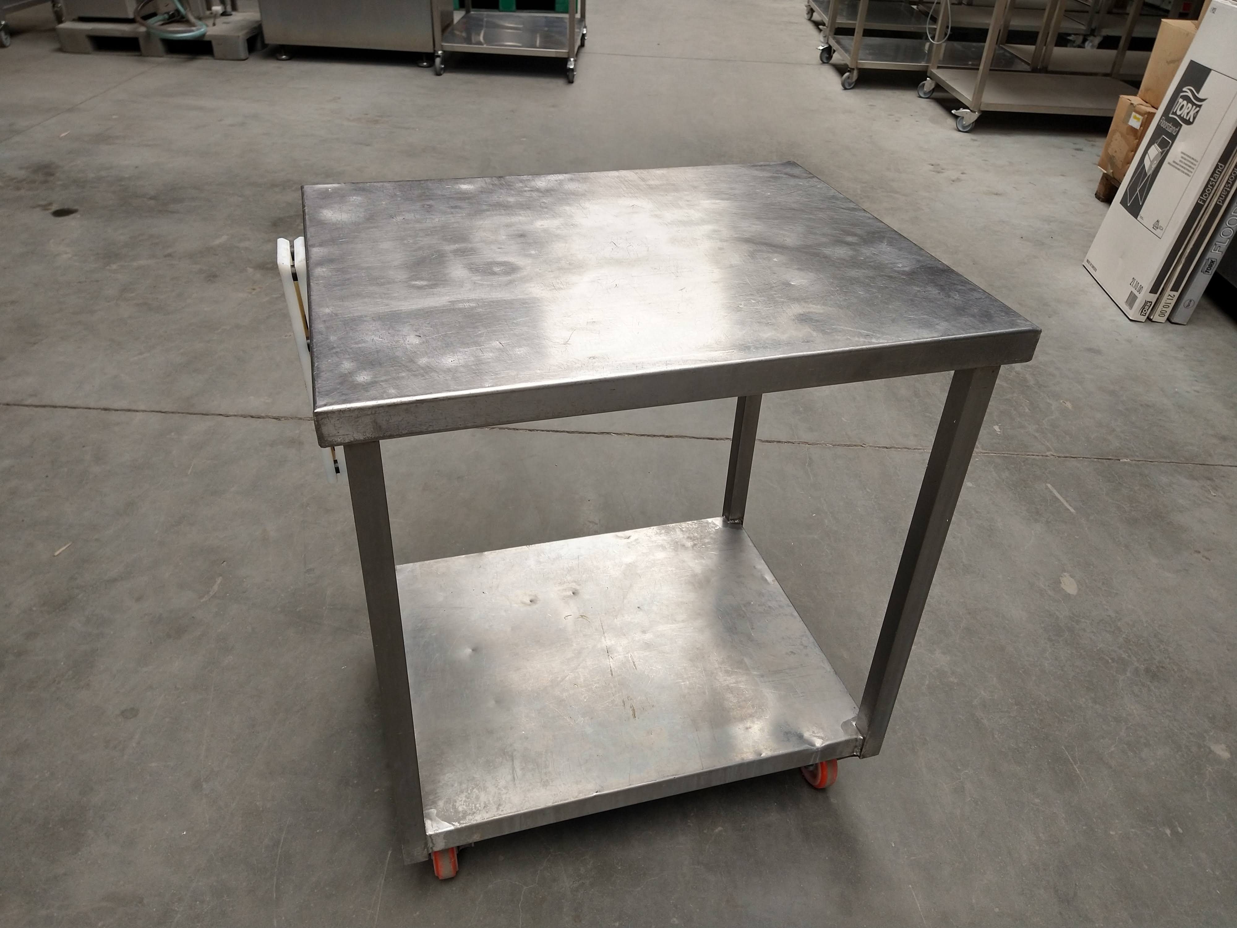 Table de travail mobile en inox à vendre occasion 2eme main Utilisé ...